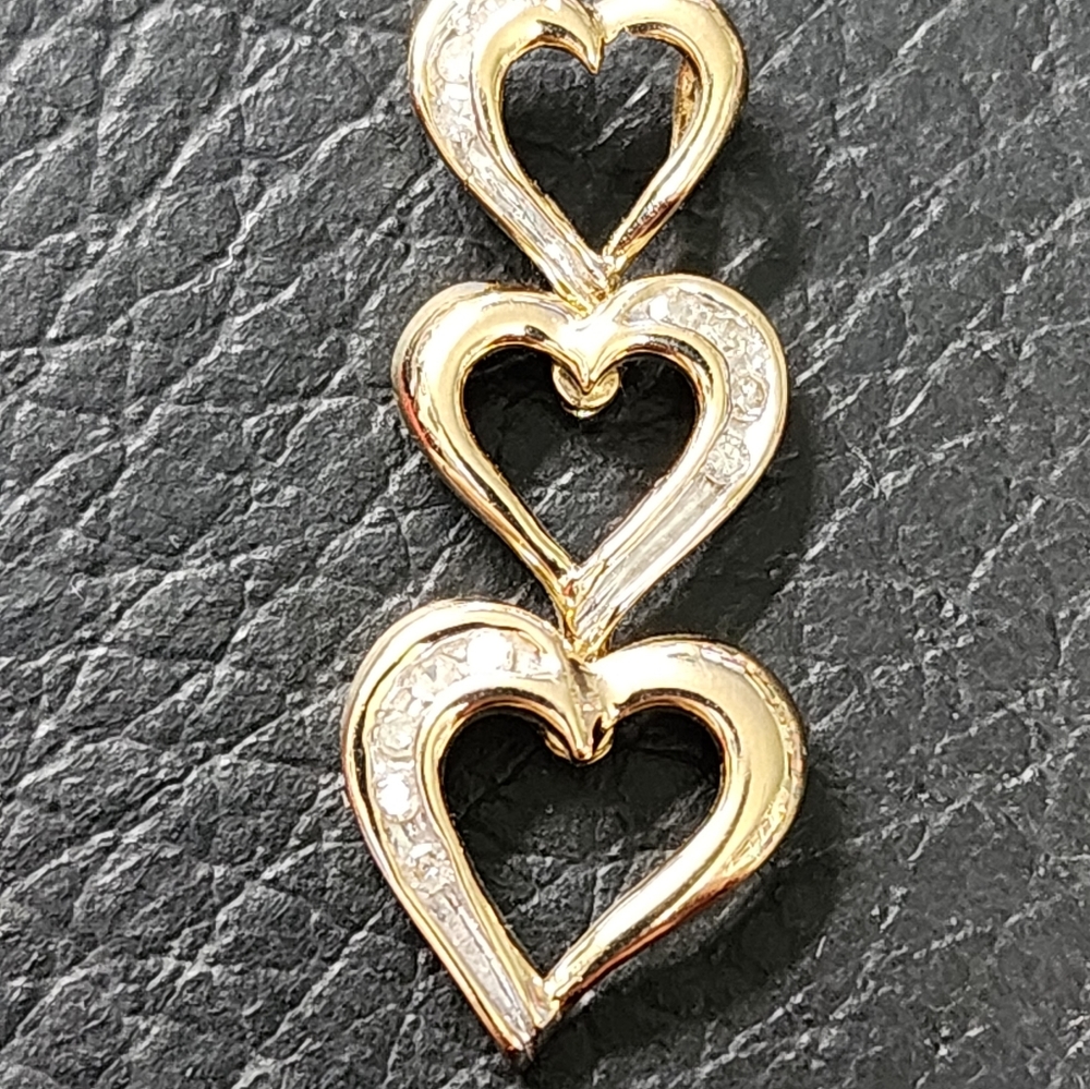 Beautiful triple heart pendant gold and diamonds